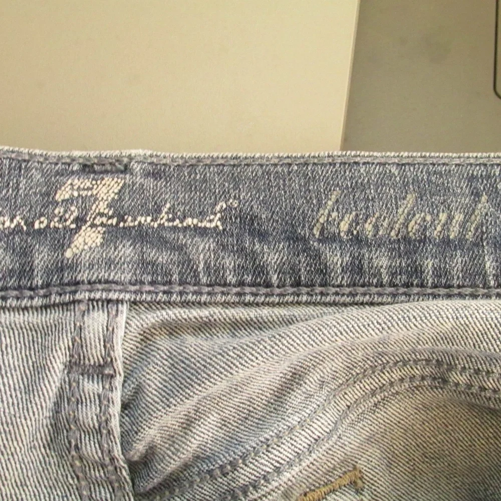 7 For All Mankind women's jeans in a medium blue wash with bootcut leg - Picture 3 of 4